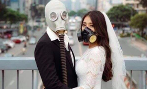 Ô nhiễm không khí, cô dâu chú rể đeo mặt nạ chụp ảnh